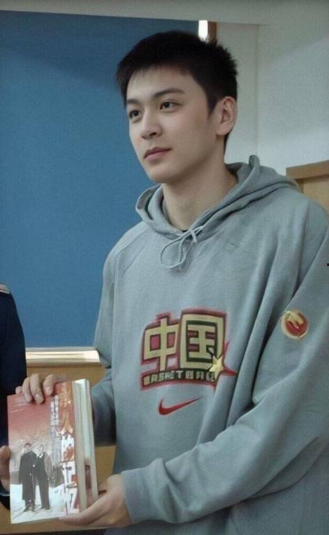 明星网红推荐包包男,男生必备时尚包包大盘点